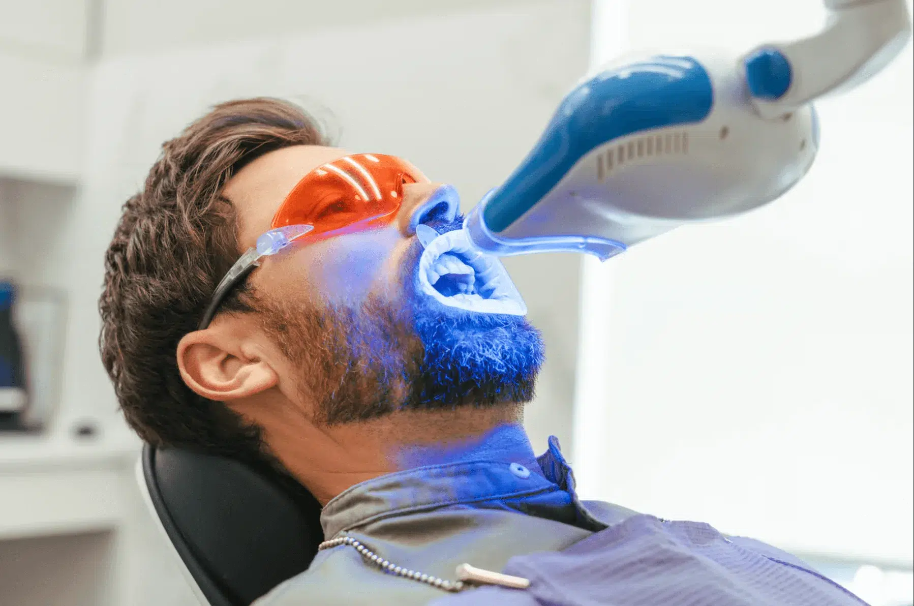 albire dinti profesionala cu laser in cabinetul unui dentist